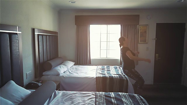 一个女人在床上跳的慢动作视频视频素材