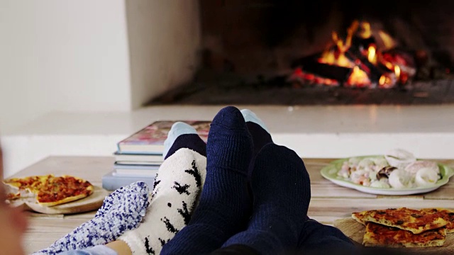 家庭用明火暖脚的特写视频素材
