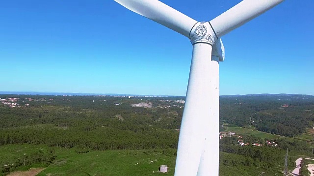 美丽的航拍近景风车的田野上，葡萄牙视频素材
