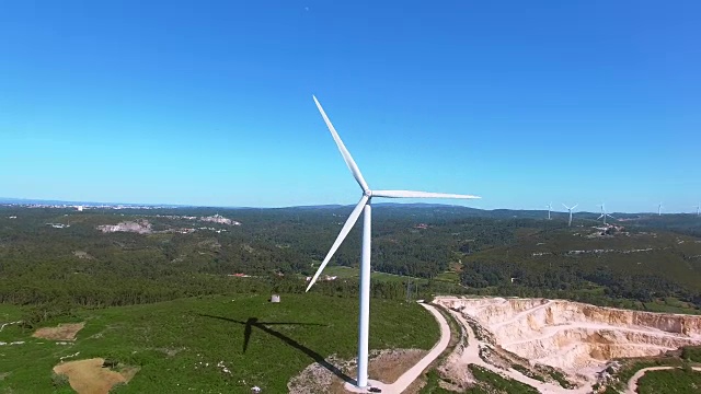 美丽的航拍近景风车的田野上，葡萄牙视频素材