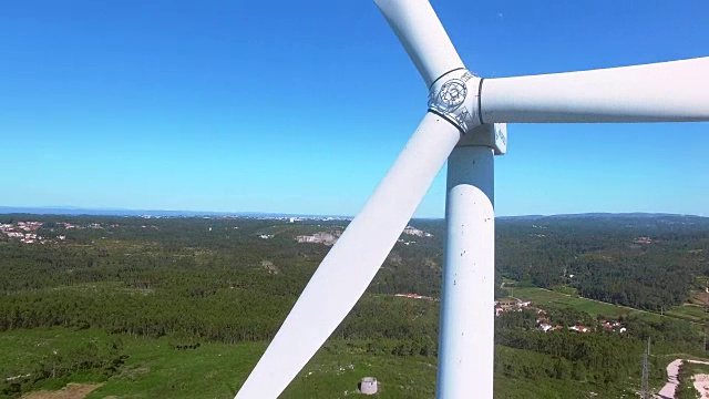 美丽的风车鸟瞰图在绿色的田野，葡萄牙视频素材