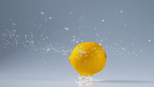 黄色柠檬，柑橘柠檬，水果落在水上，慢镜头4K视频素材