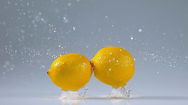 黄色柠檬，柑橘柠檬，水果落在水上，慢镜头4K视频素材