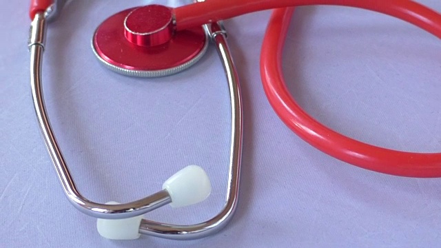 一个红色的医用听诊器医用听诊器视频下载