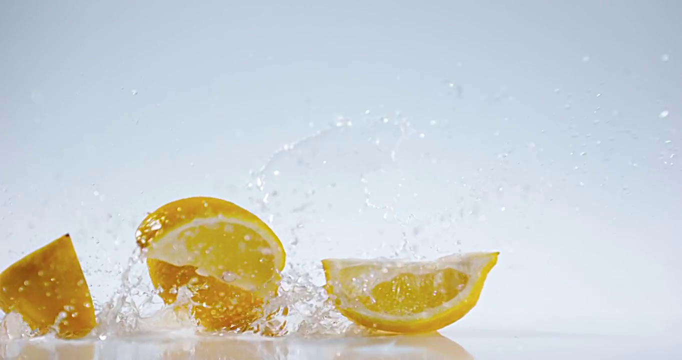 黄色柠檬，柑橘柠檬，水果落在水上，慢镜头4K视频下载
