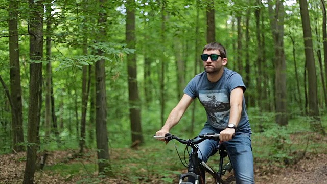 骑自行车的人寻找道路视频素材