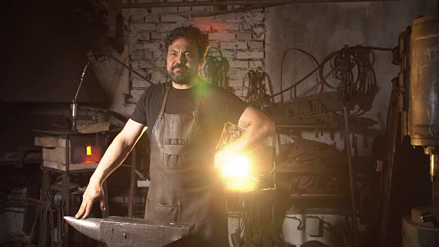 描绘了一个铁匠的工作氛围视频素材