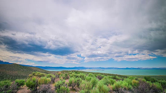 时间流逝-鸟瞰湖泊与美丽的云景- 4K视频素材