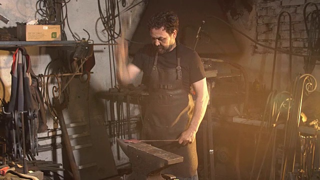 人们在铁匠铺里处理熔化的金属视频下载