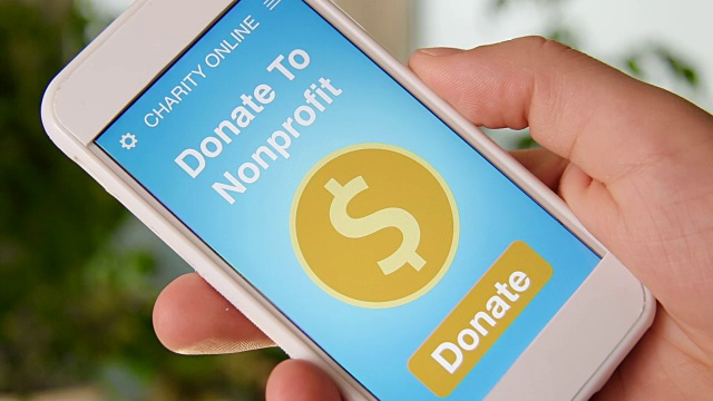 一名男子通过智能手机上的慈善应用程序向非营利组织在线捐款视频素材