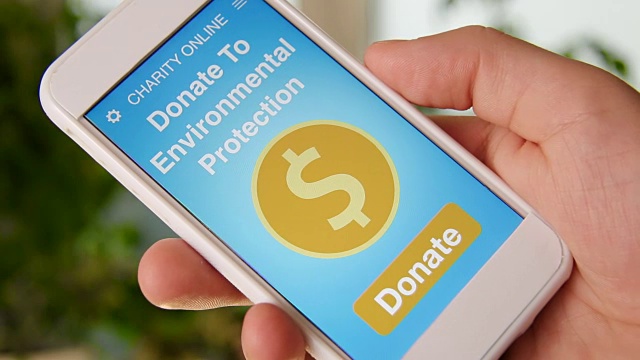 人们利用智能手机上的慈善应用程序进行在线环保捐赠视频素材