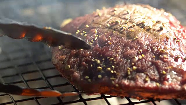 在火上烤着美味的肉排视频下载
