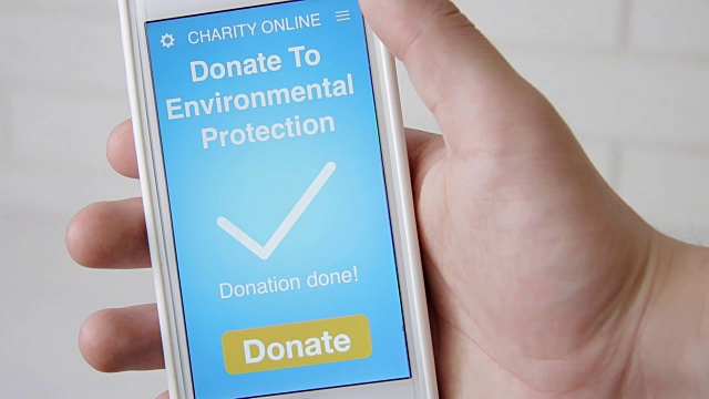 人们利用智能手机上的慈善应用程序进行在线环保捐赠视频素材