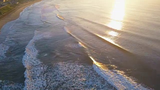 海滩波浪鸟瞰图视频素材