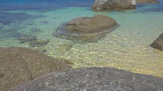 风景秀丽的撒丁岛意大利地中海海湾岩石和海滩视频素材