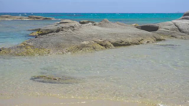 风景秀丽的撒丁岛意大利地中海海湾岩石和海滩视频素材