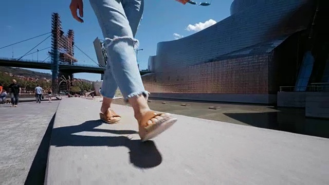 年轻的女游客拍摄建筑照片视频素材