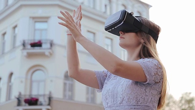 年轻漂亮的女人在城市户外使用vr虚拟现实头戴网络空间技术眼镜视频素材