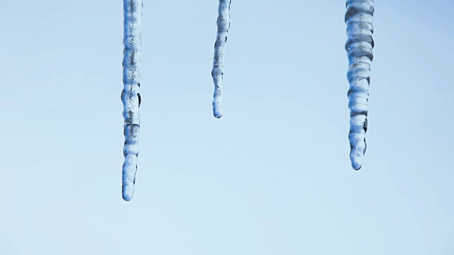 春天融化的冰柱映衬着天空视频素材