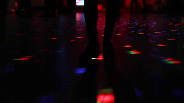 靴子在黑暗中跳舞视频素材