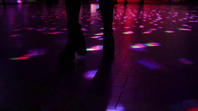 靴子在灯光下跳舞视频素材