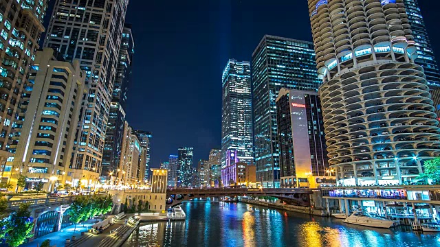 芝加哥在晚上的时间流逝河4K 1080P -河流时间流逝芝加哥伊利诺斯州在晚上与市中心天际线的观点和交通视频素材