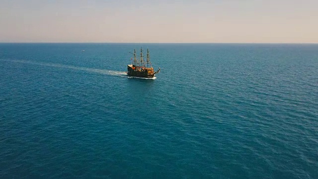 航拍的聚会船在海上航行视频素材