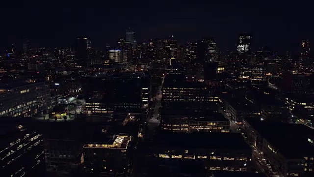 空中漂浮在夜晚的黑暗城市和摩天大楼视频素材