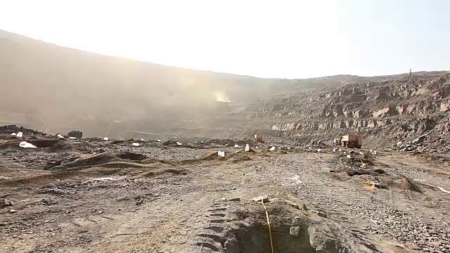 带孔爆破平台，露天矿山爆破，铁矿采石场工作全景图视频素材