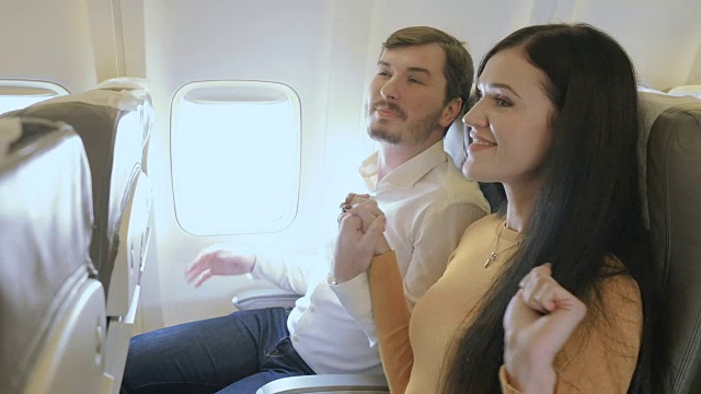 幸福的夫妇准备在飞机上飞行视频素材