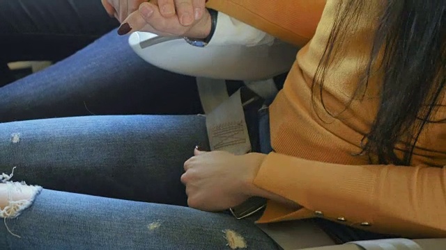 在飞机上，乘客被系上了安全带视频素材