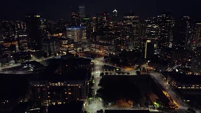 史诗城市在夜晚的空中移动照亮街道到天际线摩天大楼灯光视频素材