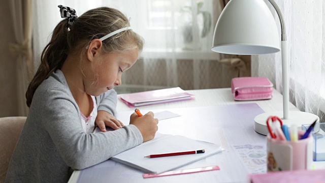 一个小学生在做家庭作业，在练习本上写字视频下载