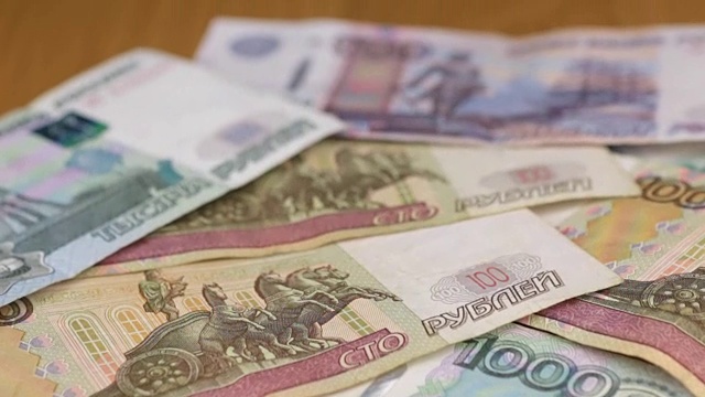 近距离拍摄散落的俄罗斯纸币。多莉。视频素材