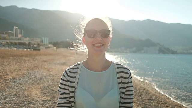 美女独自站在海边的沙滩上视频素材