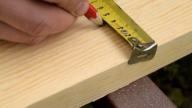 用铅笔和卷尺在木头上做记号，然后钻孔视频下载