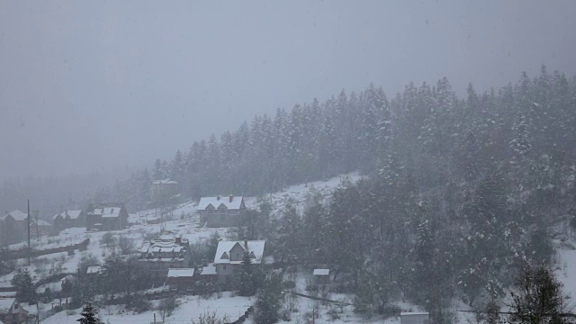 暴风雪降临在山脚下的村庄。慢动作视频素材