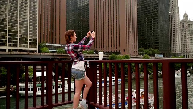 年轻美丽的女人使现代城市摩天大楼的移动照片视频素材