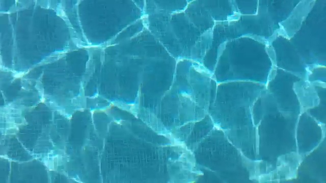 20秒的游泳池水面从上面起涟漪。视频素材