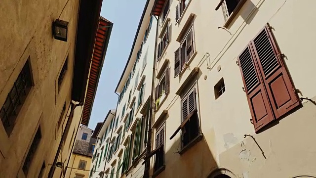 斯坦尼康镜头:在佛罗伦萨的历史部分，一条原始的狭窄街道和老房子视频下载