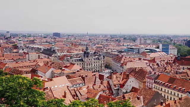 格拉茨市和市政厅的美丽景色。美丽的欧洲城市，受欢迎的旅游目的地视频素材