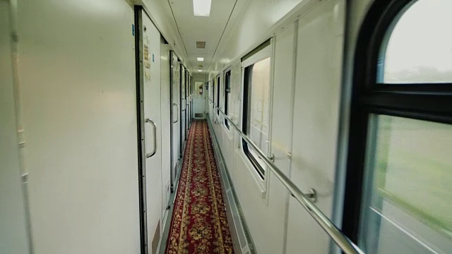走廊的一个舒适的火车车厢斯坦尼康拍摄视频素材