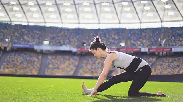 年轻快乐的运动女孩坐在体育馆的瑜伽姿势视频下载