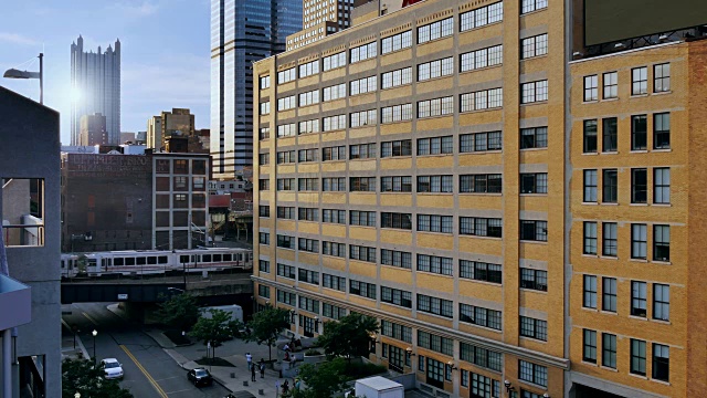 黄昏拍摄匹兹堡公寓或办公楼视频素材