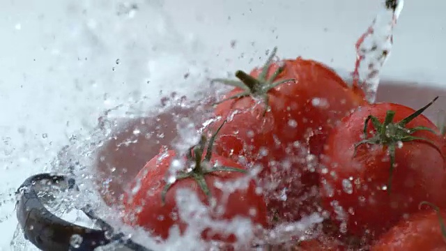 慢镜头中，水溅到西红柿上视频素材