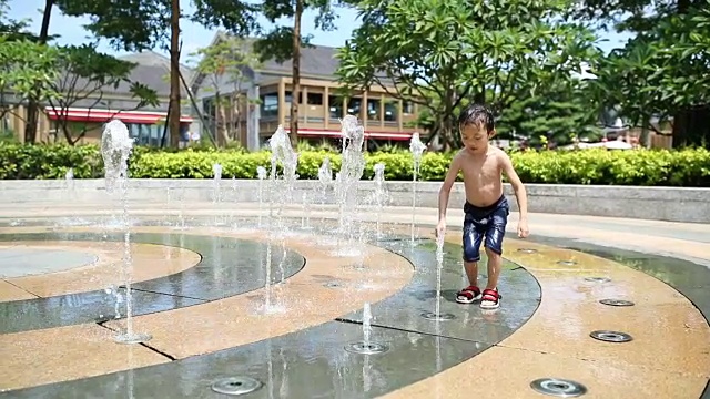 孩子通过喷泉，慢动作视频下载
