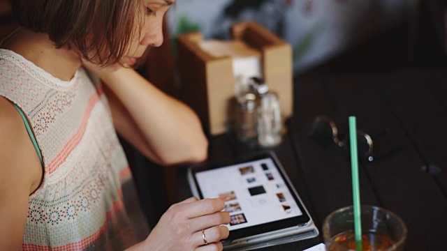 在咖啡馆里用平板电脑的女人视频素材