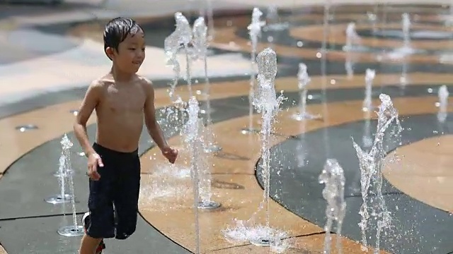 孩子通过喷泉，慢动作视频下载