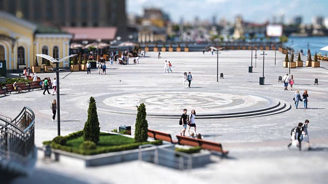 基辅邮政广场。游客们四处走动。时间推移与倾斜移位效果。视频下载