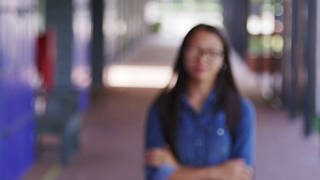 亚洲少女走进焦点在高中走廊视频素材